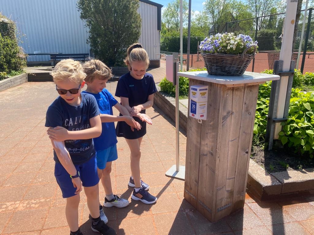 kinderen smeren zich in met carelyn zonnebrandcreme